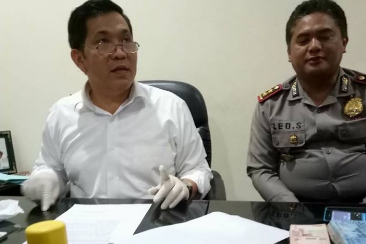 Direktur Reserse Narkoba Polda Maluku, Kombes Thein Tabero didampingi Kapolres Buru, AKBP Leo Simatupang saat gelar barang bukti kasus narkoba yang melibatkan empat anggota Polres Buru di kantor Direktorat  Reserse Narkoba Polda Maluku, Rabu (15/3/2017)