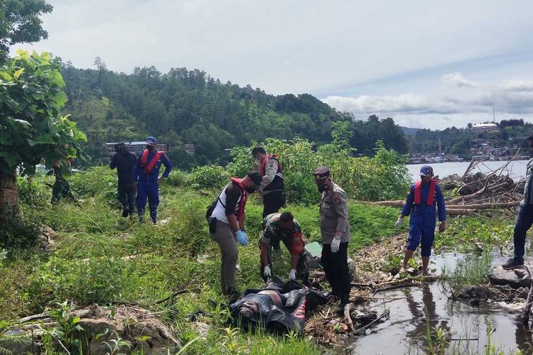 Foto: Polisi mengevakuasi jasad wanita yang ditemukan di pinggiran Danau Toba Dusun Sualan, Nagori Sibaganding, Kecamatan Girsang Sipangan Bolon, Kamis (29/9/2022).
