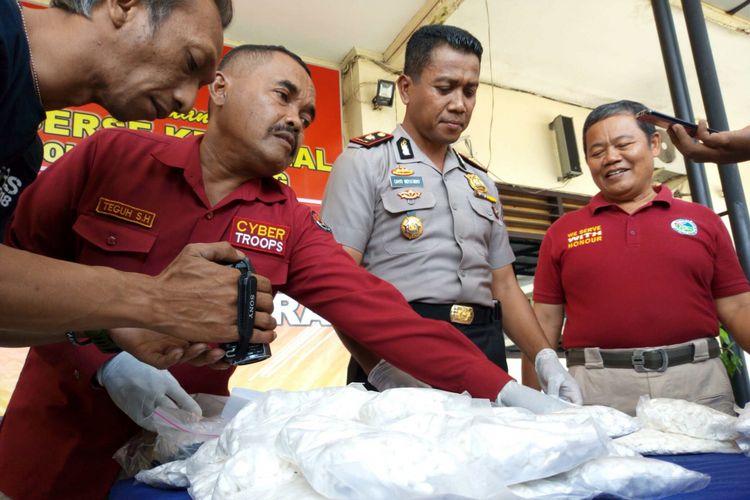 Jajaran Polres Semarang gelar perkara atas keberhasilan membekuk pengedar pil koplo yang biasanya memasok untuk kalangan pelajar di wilayah Kabupaten Semarang, Kendal, Salatiga, pada Rabu (2/5/2018) siang.