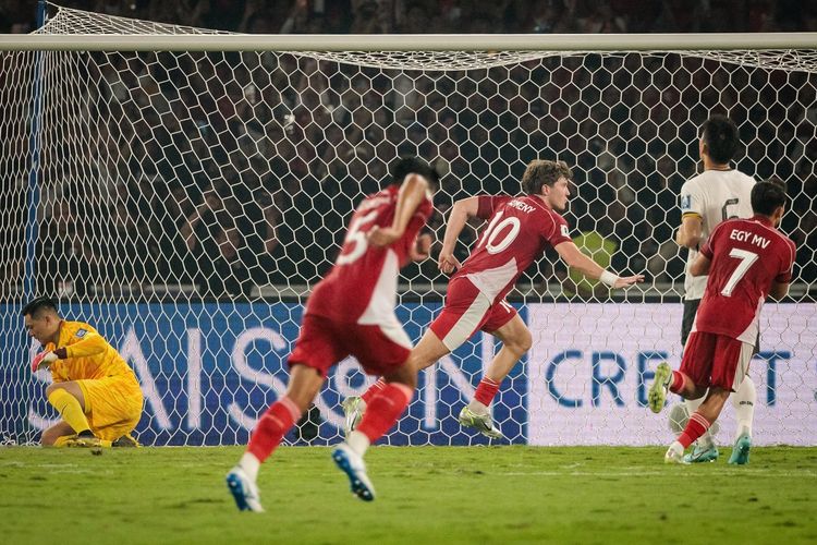 Penyerang bernomor punggung 10 Indonesia, Ole Romeny, setelah mencetak gol melalui tendangan penalti dalam pertandingan melawan China di kualifikasi Piala Dunia 2026, di Stadion Utama Gelora Bung Karno, Jakarta, Kamis (5/6/2025).