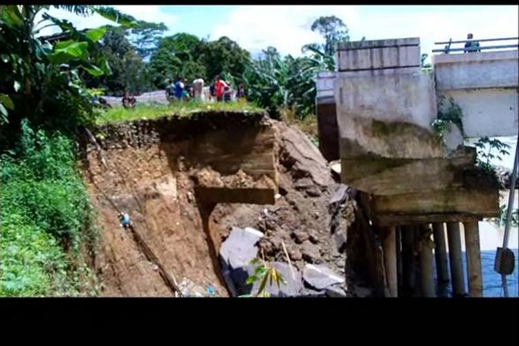 Bagian pangkal Jembaran Enim 3 Muaraenim longsor akibat dihantam derasnya aliran Sungai Lematang Kamis kemarin