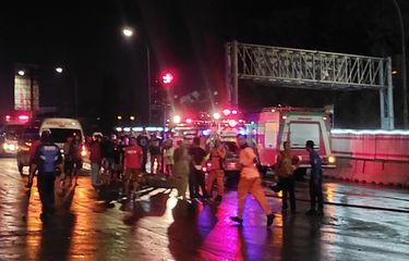 Petugas mengevakuasi truk yang mengalami kecelakaan di exit tol Bawen.