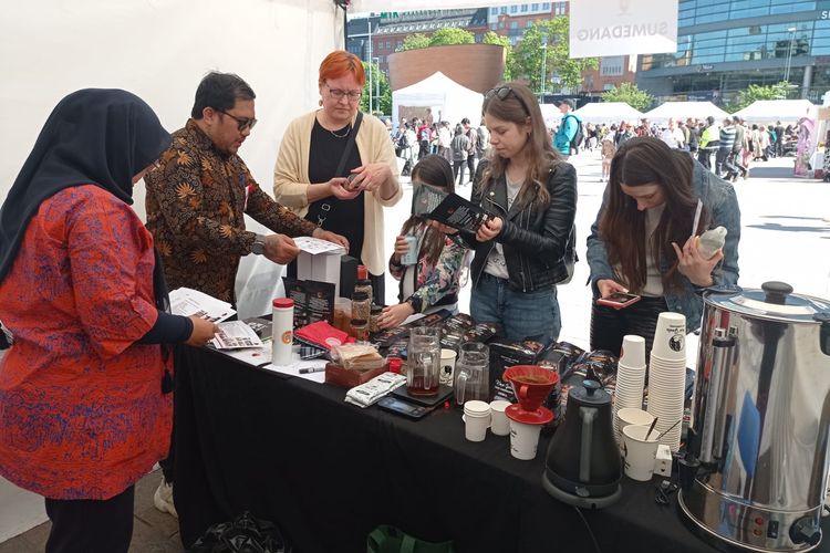 kopi Indonesia dari kabupaten Sumedang yang memiliki aroma dan cita rasa yang khas berhasil menarik pengunjung dan meraih respon positif pada kegiatan Indonesia Finland Festival 2023 yang diniisiasi KBRI Helsinki, Finlandia pada tanggal 10 Juni 2023. 