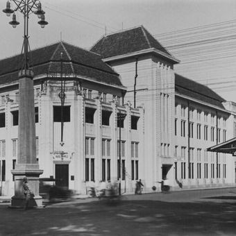 Gedung Nederlandsch-Indische Levensverzekerings en Lijfrente Maatschappij (NILLMIJ) yang saat ini bernama PT Asuransi Jiwasraya (Persero). 