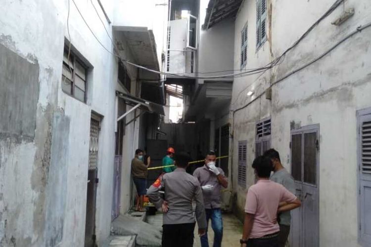 Foto: Polisi melakukan olah tempat kejadian perkara di lokasi pembunuhan di belakang Toko Besi Sama Jaya di Jalan Sutomo No 275 Kelurahan Dwikora, Kecamatan Siantar Utara, Kota Pematangsiantar, Sabtu (2/10/2021).