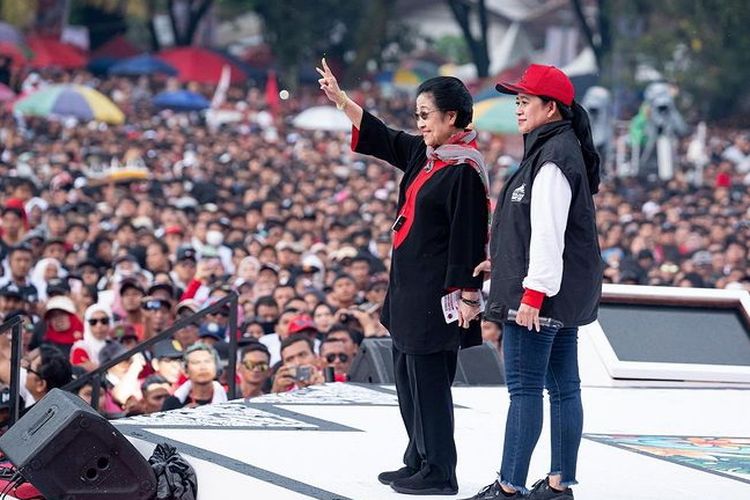 Ketua Umum PDI-P Megawati Soekarnoputri dan Ketua DPP PDI-P Puan Maharani saat kampanye akbar di Banyuwangi 