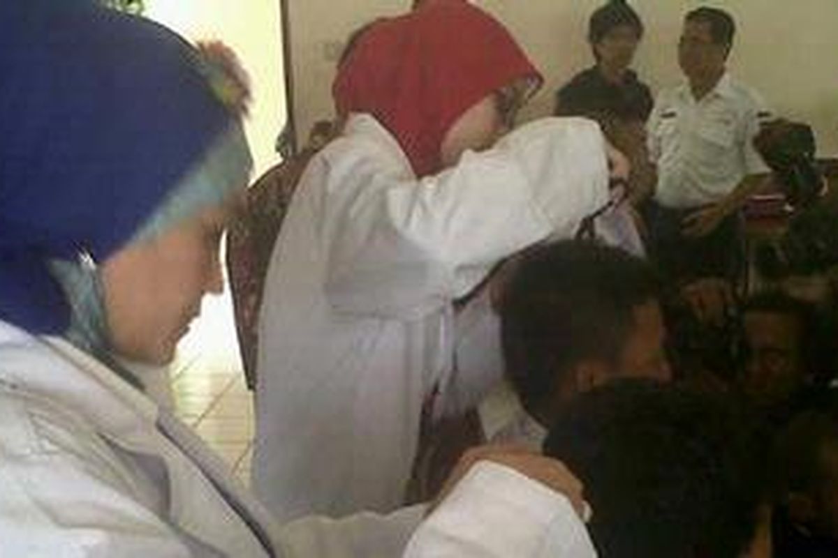 Petugas Badan Narkotika Nasional atau BNN mengambil sampel rambut dari para masinis dalam tes narkoba yang diadakan oleh PT Kereta Api Indonesia bekerja sama dengan BNN, Selasa (31/7/2012).