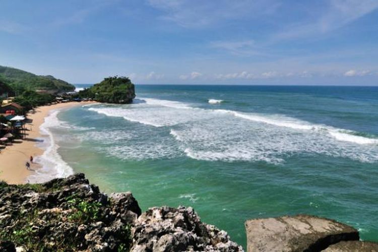 Pantai Pulang Sawal terletak di kawasan pantai Sundak, Kecamatan Tepus, Kabupaten Gunungkidul, Provinsi DIY.