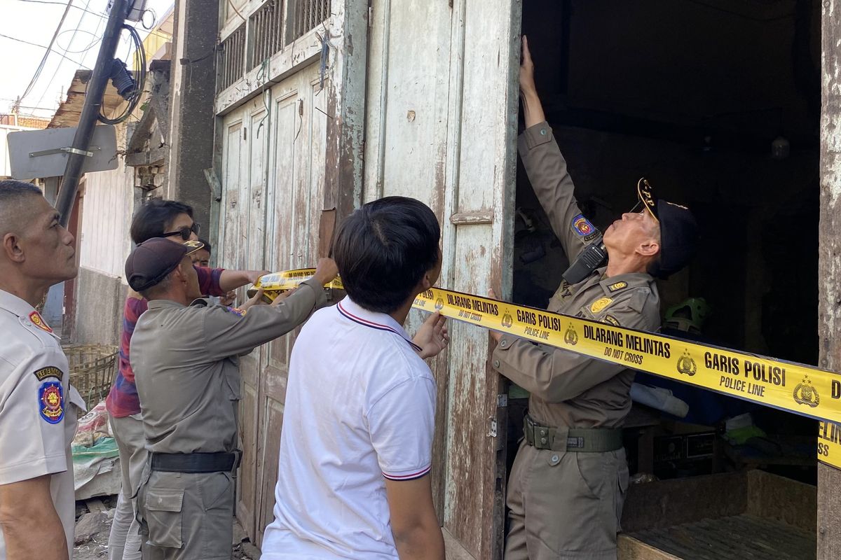 Polisi saat menyegel 3 kios yang dikuasai ormas, Rabu (18/6/2025).