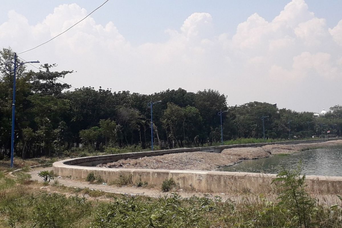 Suasana Hutan Kota Waduk Cincin di Sunter, Jakarta Utara, Senin (7/1/2019).