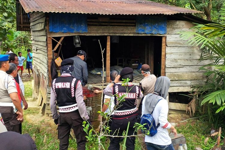 Kakek Mahmud (90) ditemukan meninggal dirumah kebunnya Jumat (17/03). Kakek Mahmud baru ditemukan setelah smeinggu meninggal. Diduga meninggalnya kakek Mahmud karena sakit.