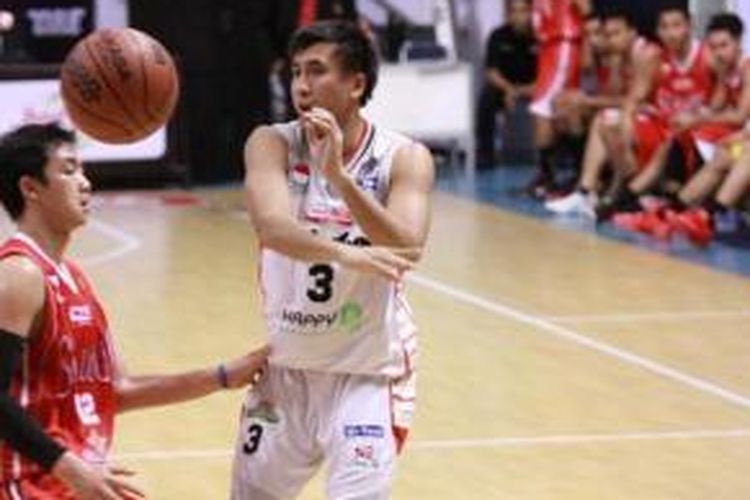 Kapten tim Dell Aspac Jakarta, Mario Gerungan (kanan) mengoper bola saat bertanding melawan Stadium Jakarta pada lanjutan pramusim National Basketball League (NBL), di DBL Arena Surabaya, Rabu (25/9/2013).