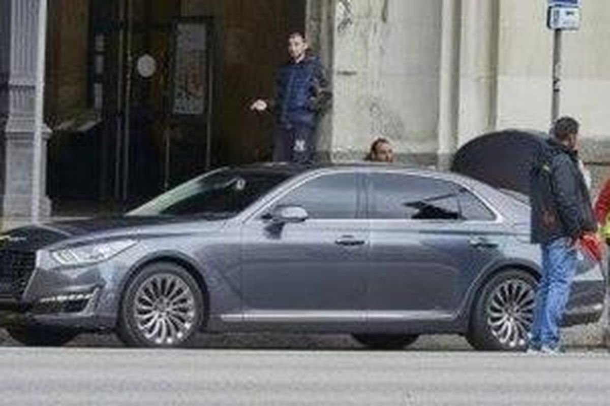 Tampang sekilas Genesis G90 dalam spyshot.