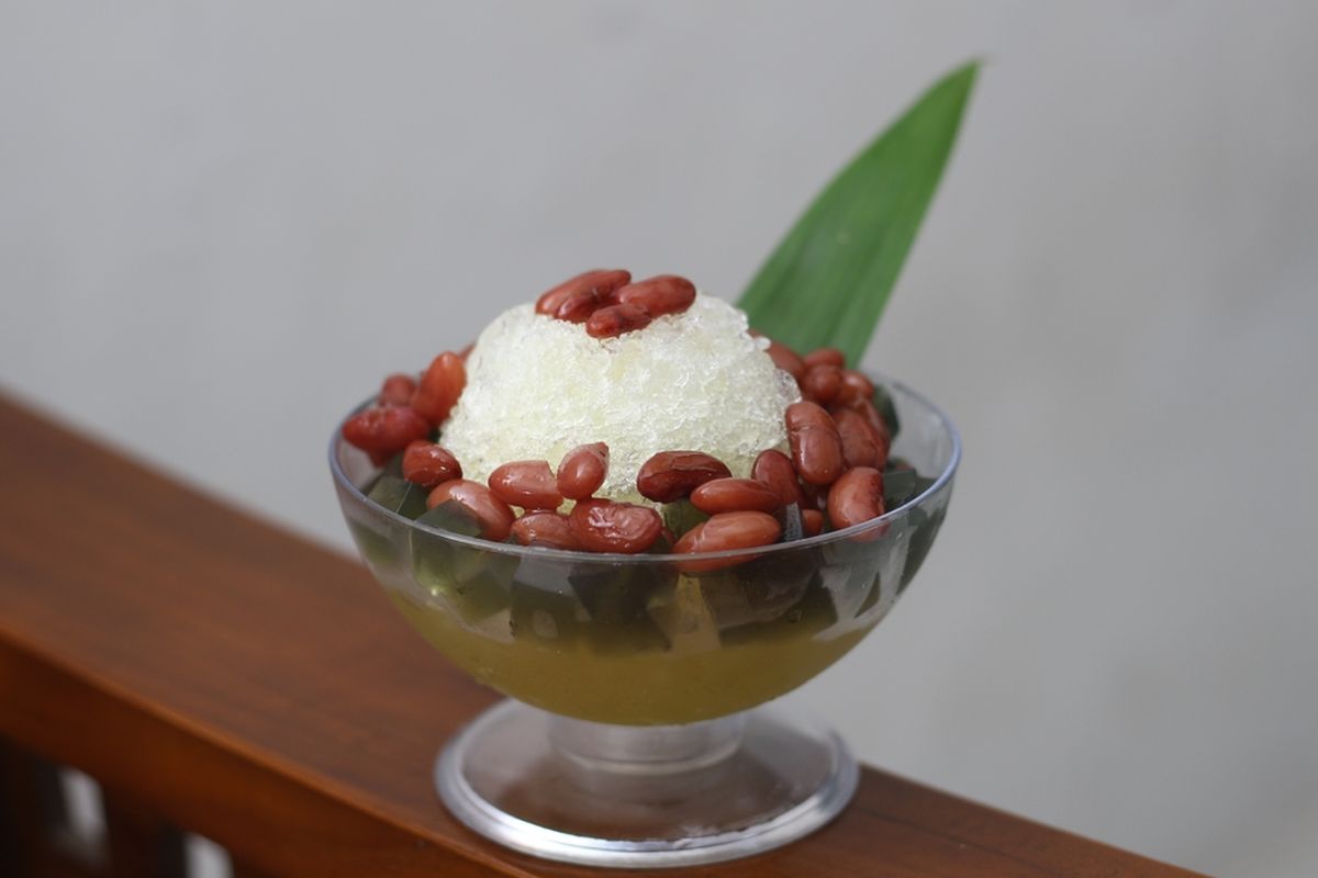 Es kacang merah segar dengan kuah santan gurih dan es serut, camilan tradisional yang menyegarkan