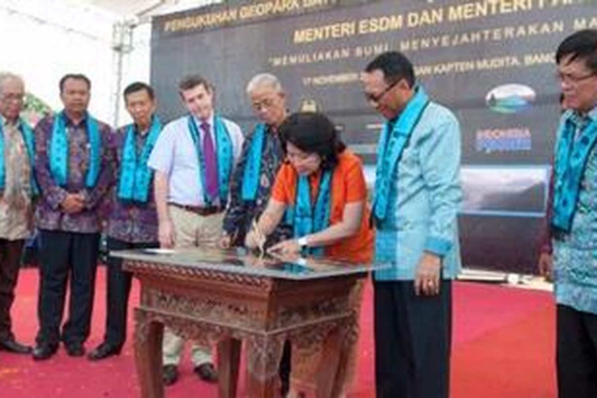 Penandatanganan prasasti oleh 2 Menteri (ESDM dan Parekraf) disaksikan oleh Gubernur Bali dan Bupati Bangli. Prasasti tersebut menandai keberhasilan Kaldera Batur masuk dalam Jaringan Geopark Global oleh UNESCO.
