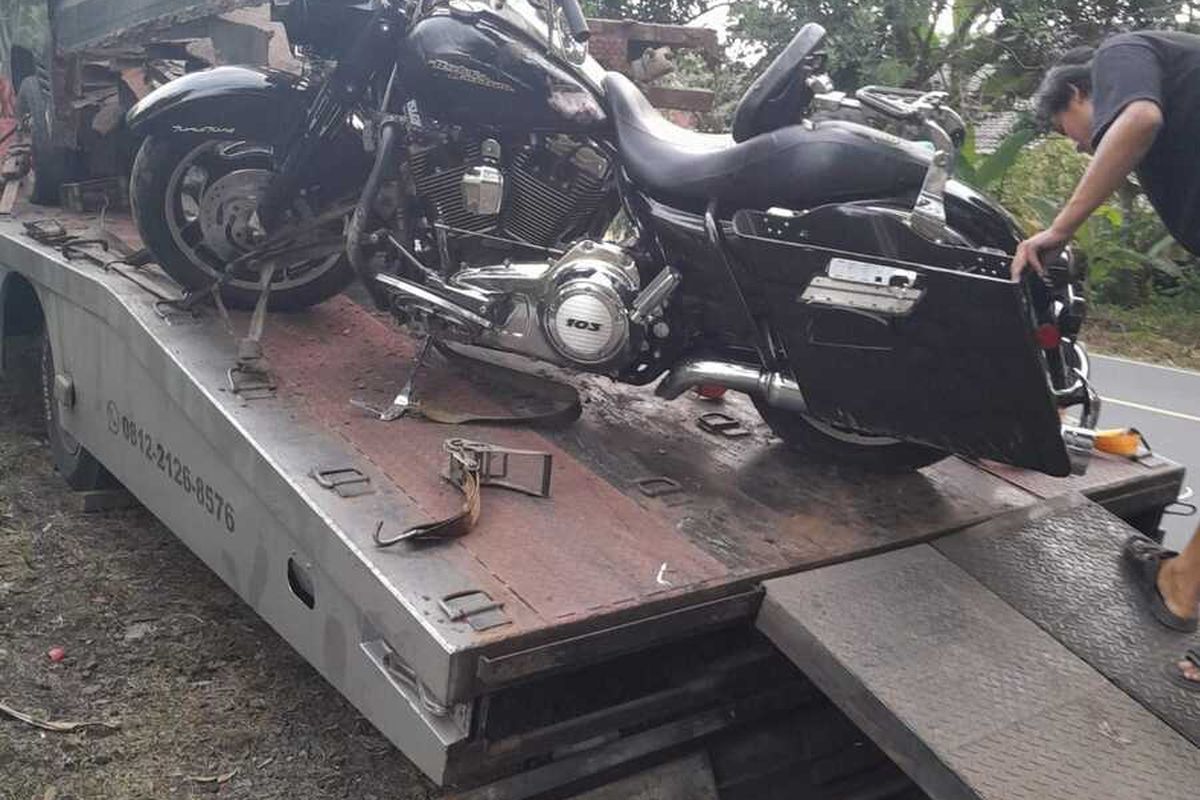 moge yang dikendarai Ruri diangkut towing pasca kecelakaan.