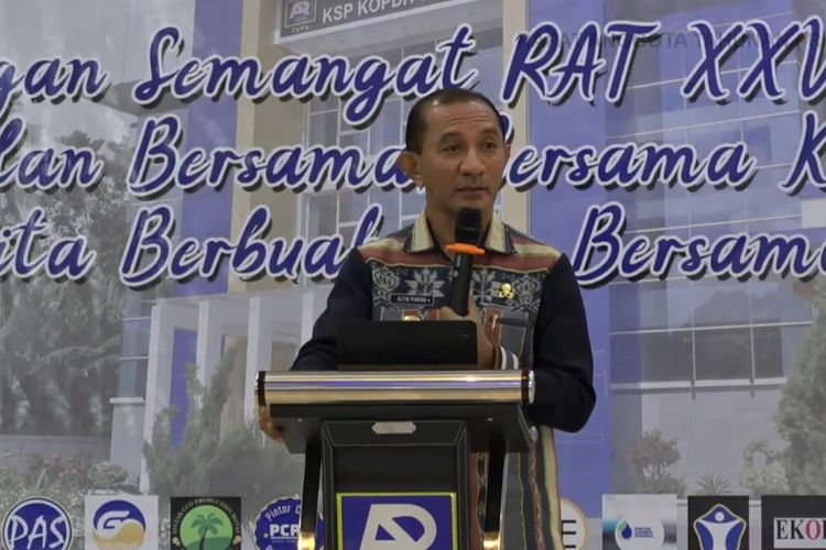 Penjabat Bupati Sikka, Adrianus Firminus Parera menghadiri kegiatan rapat anggota tahunan (RAT) ke-28 tahun buku 2023 KSP Kopdit Pintu Air di Kampung Rotat, Jumat (24/5/2024).