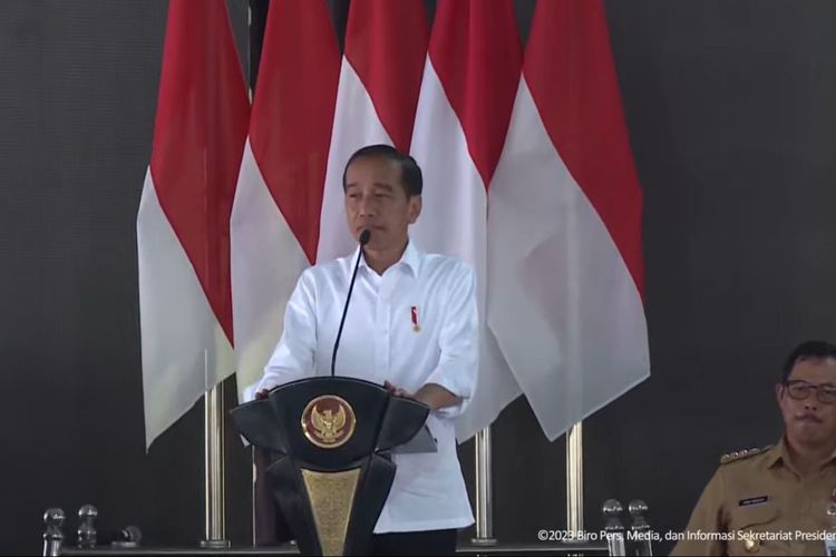 Presiden memberikan sambutan di hadapan  Penyuluh Pertanian dan Babinsa se-Jawa Tengah, di Pekalongan, Rabu (13/12/2023)