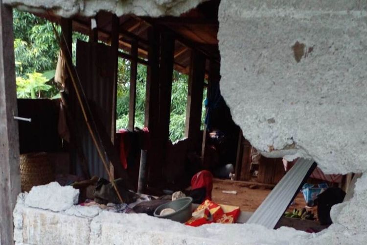 Dindiding rumah warga di Kecamatan Damer, Kabupaten Maluku Barat Daya jebol setelah gempa bermagnitudo 5,6 yang mengguncang wilayah tersbeut pada Minggu (12/12/2021) kemarin.