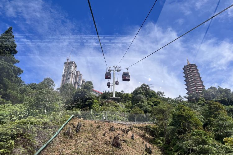 Pemandangan naik gondola di Genting Highlands Premium Outlets, Malaysia, Rabu (18/12/2024).
