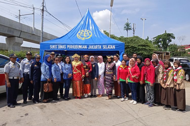 Kepala Satuan Reserse Narkoba Polres Metro Jakarta Selatan, Vivick Tjangkung kenakan baju adat Palembang di Giat Cipta Kondisi di Terminal Lebak Bulus, Senin (23/12/2019)