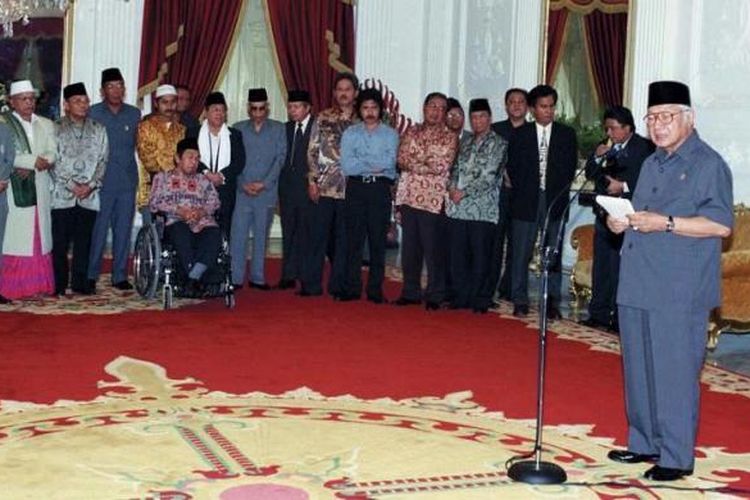 Presiden Soeharto memberikan keterangan pers seusai pertemuan dengan para ulama, tokoh masyarakat, organisasi kemasyarakatan, dan ABRI, di Istana Merdeka, Jakarta, 19 Mei 1998, dua hari sebelum mengundurkan diri menjadi presiden.