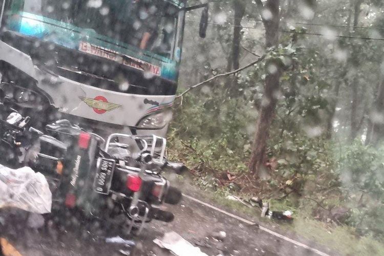 Kecelakaan moge vs bus di area Taman Nasional Baluran-Situbondo.