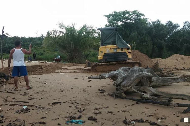 Penambangan liar pantai Sebatik Nunukan Kaltara. Penambang nekat gunakan alat berat memanfaafkan nihilnya tindakan aparat