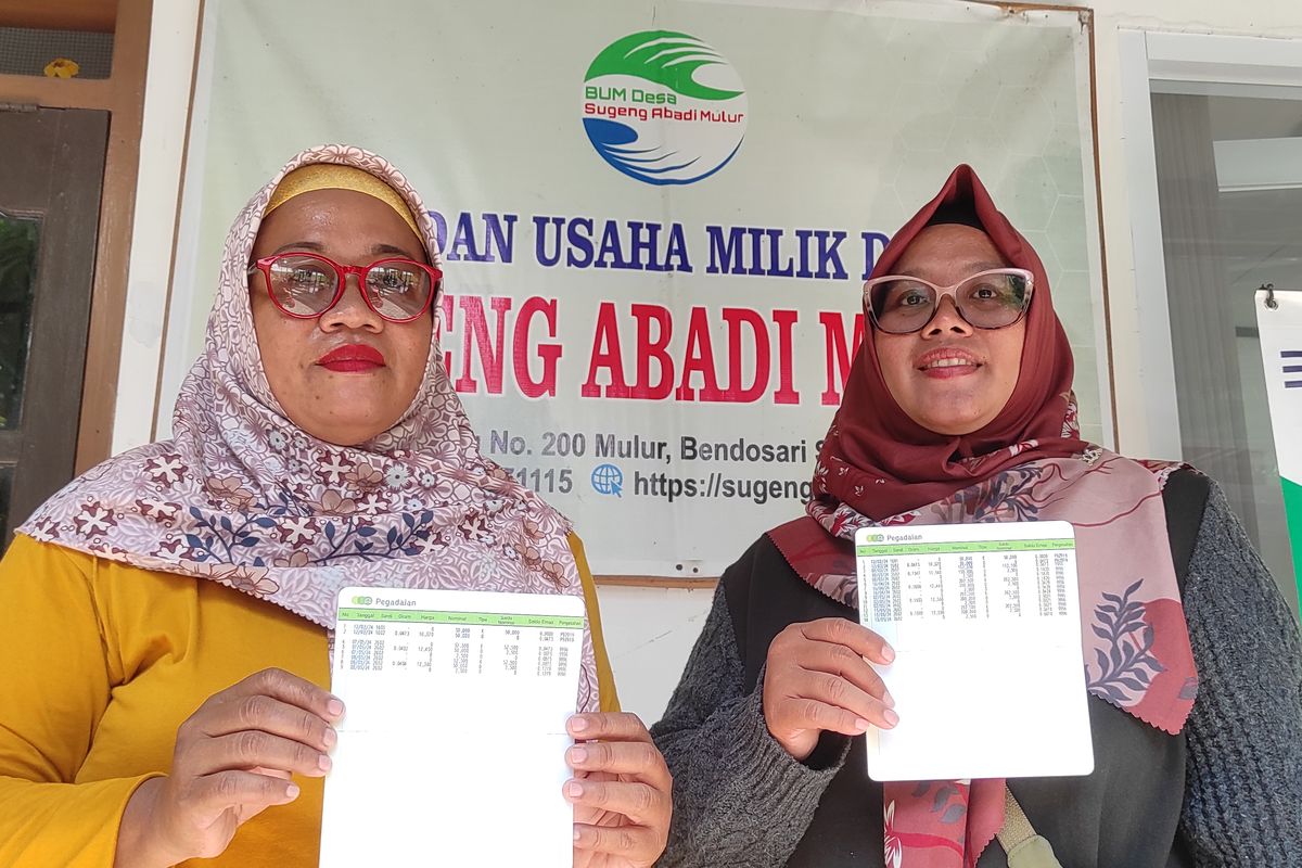 Rusmiyati (kiri) dan Dyah Ayu Rosita Mayasari (kanan) menunjukkan rekening tabungan dari program tabung emas dari Bank Sampah Induk Badan Usaha Milik Desa (BUMDes) Mulur di Balai Desa Mulur, Kecamatan Bendosari, Kabupaten Sukoharjo, Jawa Tengah, Jumat (14/2/2025).