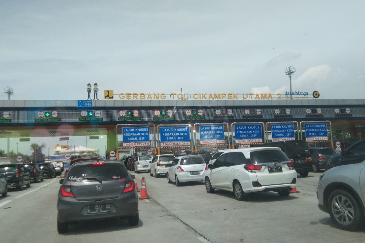 Antrean kendaraan di Gerbang Tol Cikampek Utama 2 pada Minggu (3/1/2021) sekitar pukul 11.00 WIB.