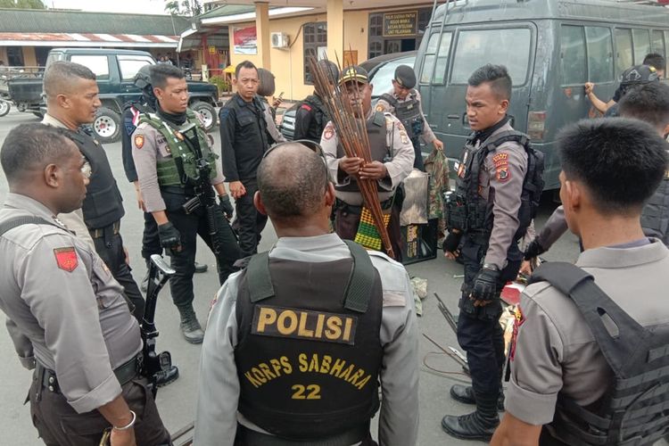 Polisi dari Satuan Shabara Polres Mimika ketika menghitung anak panah usai membongkar markas diduga milik KNPB, Selasa (14/10/2019).