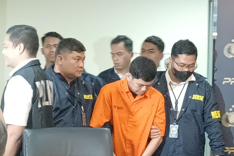 Tersangka kasus kematian Dante anak artis Tamara Tyasmara, Yudha Arfandi memakai baju oranye tak berani mengangkat kepalanya saat konferensi pers perilisan di Dirkrimum Polda Metro Jaya Jakarta, Senin (12/2/2024).