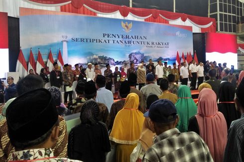 Presiden Jokowi Serahkan 2.020 Sertifikat Tanah di Gresik