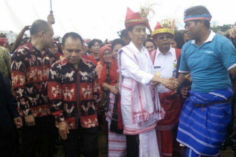 Presiden Joko Widodo, mengenakan busana khas Sumba, saat berada di Kabupaten Sumba Barat Daya, Nusa Tenggara Timur (NTT), Rabu (12/7/2017)