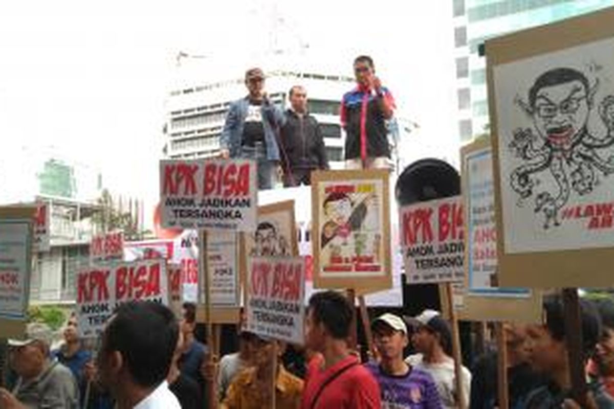 Gerakan Lawan Ahok tiba di Gedung KPK, Senin (7/12/2015). Mereka menuntut KPK untuk tuntas menyelidiki kasus pembelian lahan RS Sumber Waras.