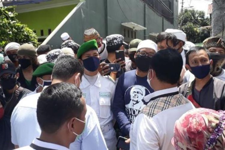 Penyidik Polda Metro Jaya kembali mendatangi rumah Rizieq Shihab di Jalan Petamburan III, Gang Paksi, Jakarta Pusat, Rabu (2/12/2020), untuk mengantarkan surat kedua undangan pemeriksaan, terkait kasus pelanggaran protokol kesehatan. 