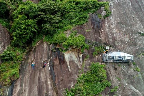 VIDEO: Menjajal Hotel Gantung Tertinggi Sedunia di Purwakarta