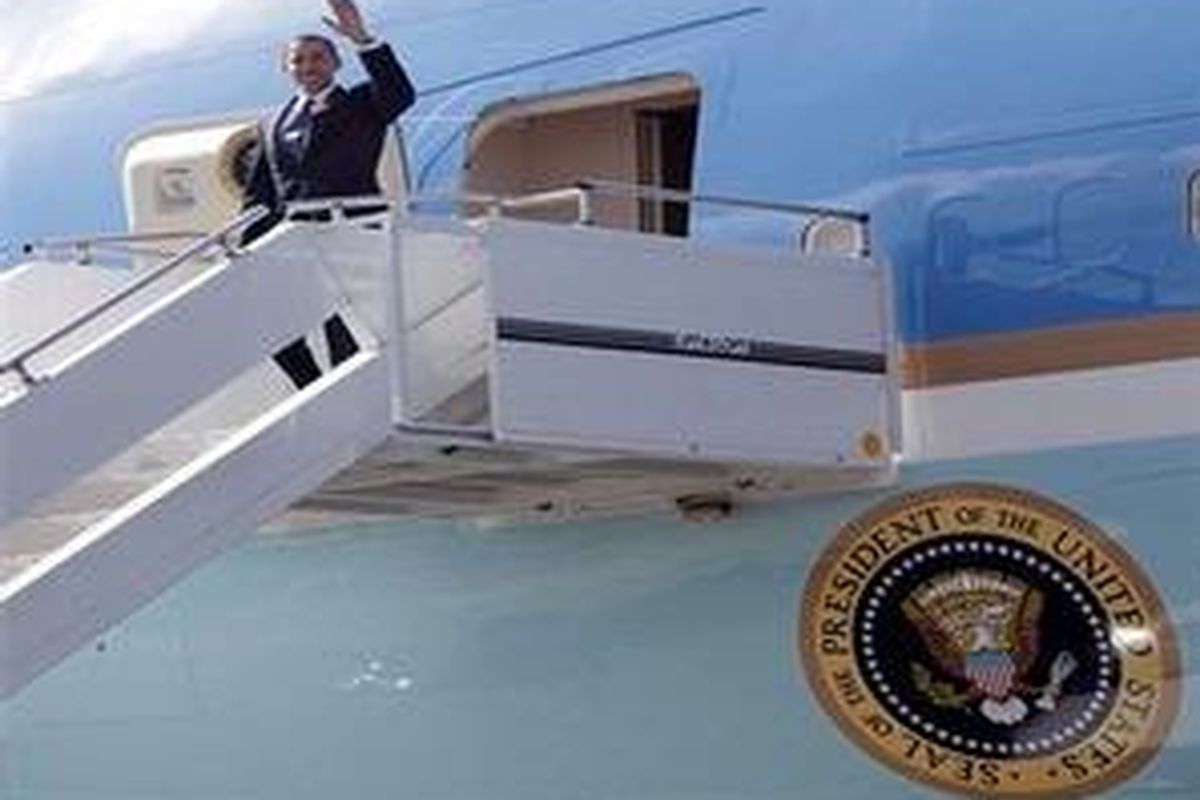 Presiden AS Barack Obama melambaikan tangan saat tiba di KTT Amerika di Trinidad, Spanyol, 17 April 2009 