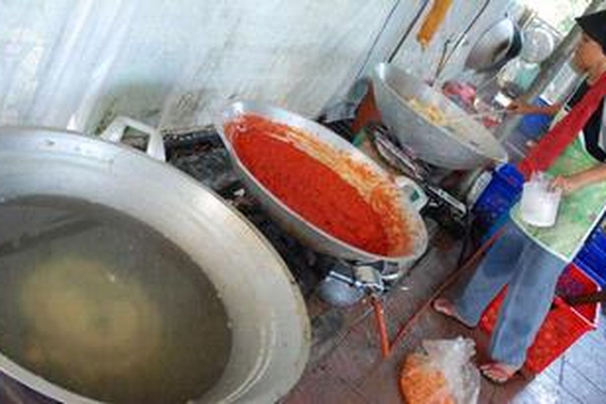 Juru masak mempersiapkan makanan berbuka puasa di dapur Masjid Istiqlal, Jakarta, Minggu (22/7/2012). Kurang lebih 3000 Takjil disiapkan pengurus masjid untuk para jamaah. 