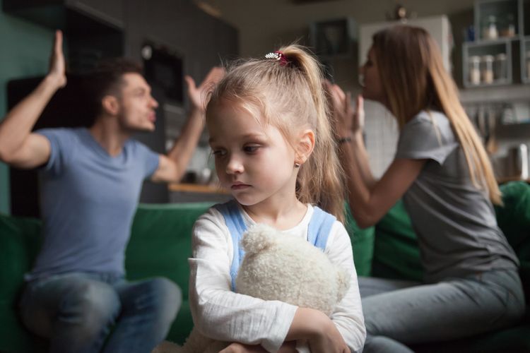 Mendengarkan anak bisa menjadi salah satu cara mengatasi trauma masa kecil.