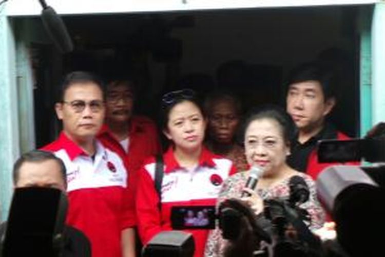 Ketua Umum DPP PDI Perjuangan Megawati Soekarnoputri saat mendatangi rumah yang menjadi tempat kelahiran Bung Karno, di Surabaya, Jawa Timur, Senin (17/3/2014).