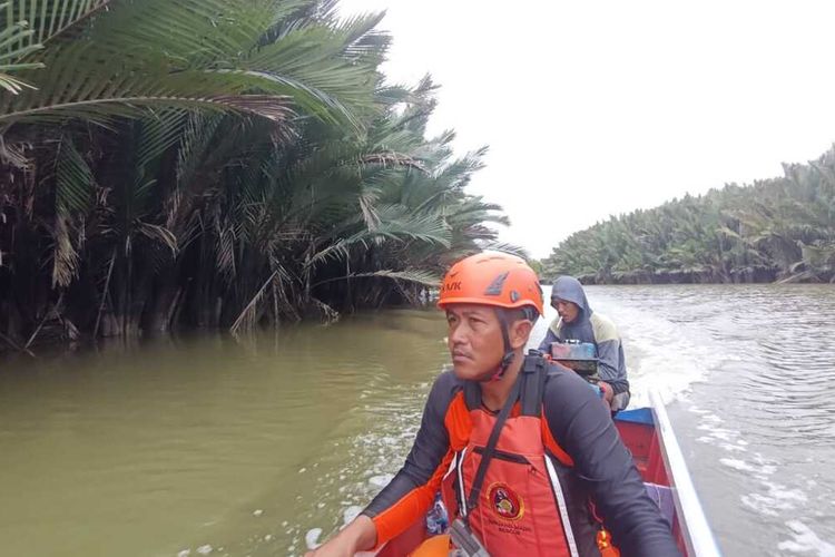 Tim SAR saat melakukan pencarian korban diterkam buaya di Berau, Kalimantan Timur