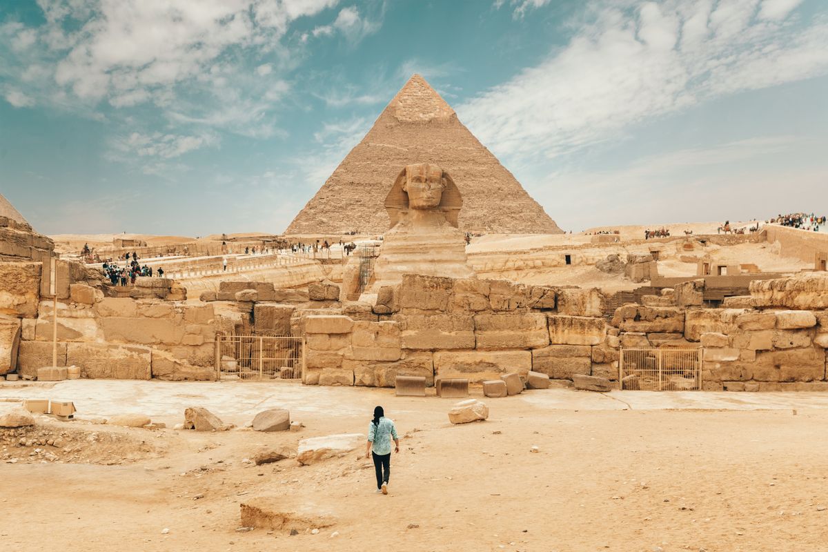 Piramida dan Great Sphynx of Giza di Mesir, salah satu bangunan yang dibangun di masa Mesir kuno.