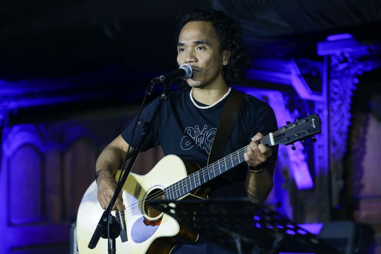 Kaka Slank tampil dalam acara Gitaris untuk Negeri: Donasi Gempa Cianjur di Bentara Budaya Jakarta, Rabu (7/12/2022). Sebanyak 59 musisi menyajikan musik kolaborasi di atas panggung konser amal untuk korban gempa Cianjur secara sukarela.