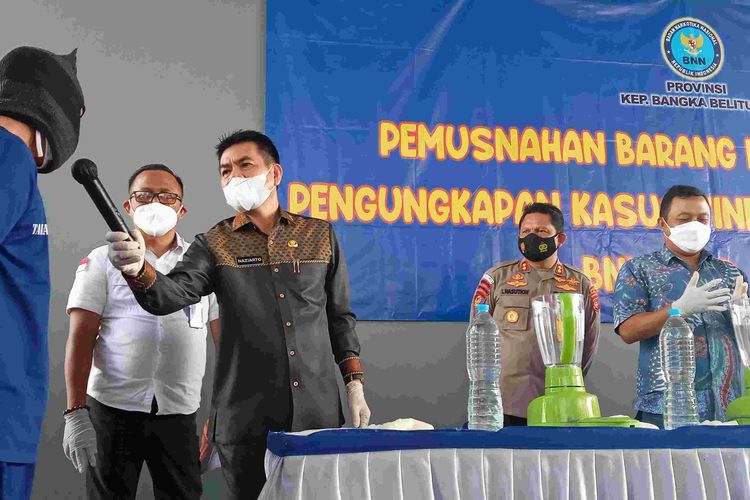 Tersangka pengedar sabu saat proses pemusnahan barang bukti di BNNP Bangka Belitung, Jumat (6/8/2021).