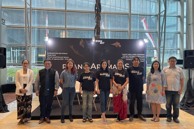 Deretan pemain dan sutradara pementasan teater Ruang Arumanis saat ditemui di Teater Kecil Taman Ismail Marzuki, Jakarta Pusat, Rabu (24/8/2022). 