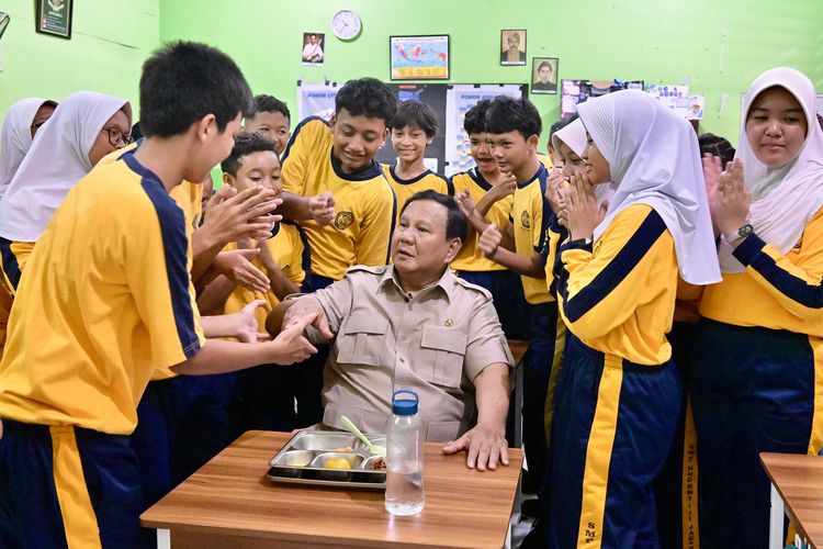 Presiden Prabowo Subianto dikerumuni siswa saat meninjau MBG di SMPN 111 Jakarta, Selasa (2/6/2026). 