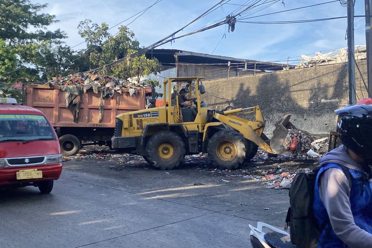 Gunungan Sampah di Depan SPPG Cakung Timur Diangkut 6 Truk