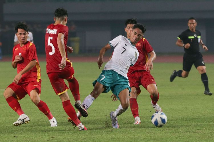 Pemain Timnas U19 Indonesia, Marselino Ferdinan menggiring bola saat melawan Vietnam pada laga perdana Grup A Piala AFF U19 2022 di Stadion Patriot Candrabhaga, Bekasi, Jawa Barat, Sabtu (2/7/2022) malam WIB. Kedua tim bermain imbang tanpa gol.