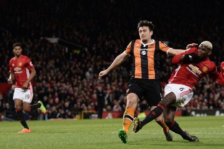 Gelandang Manchester United, Paul Pogba (kanan), melepaskan tembakan tetapi gagal mencetak gol saat melawan Hull City dalam pertandingan Premier League di Stadion Old Trafford, Manchester, Rabu (1/2/2017).